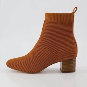 Joie Revolve Neely Sock Ribbed Ankle
Booties Sz 7.5 Chestnut Brown
Block Heel